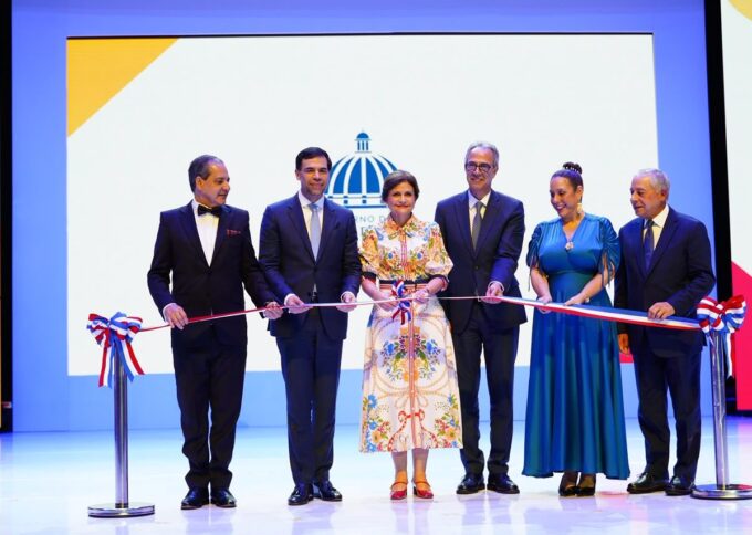 Raquel Peña y Roberto Ángel Salcedo inauguran la XXVIII Feria Internacional del Libro