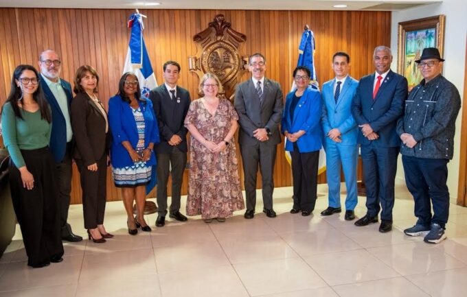 Rector UASD recibe visita de cortesía de la embajadora del Reino Unido, Carol van der Walt