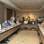 Transportistas acuerdan con el Gobierno mantener sin aumento el pasaje pese al alza de combustibles
