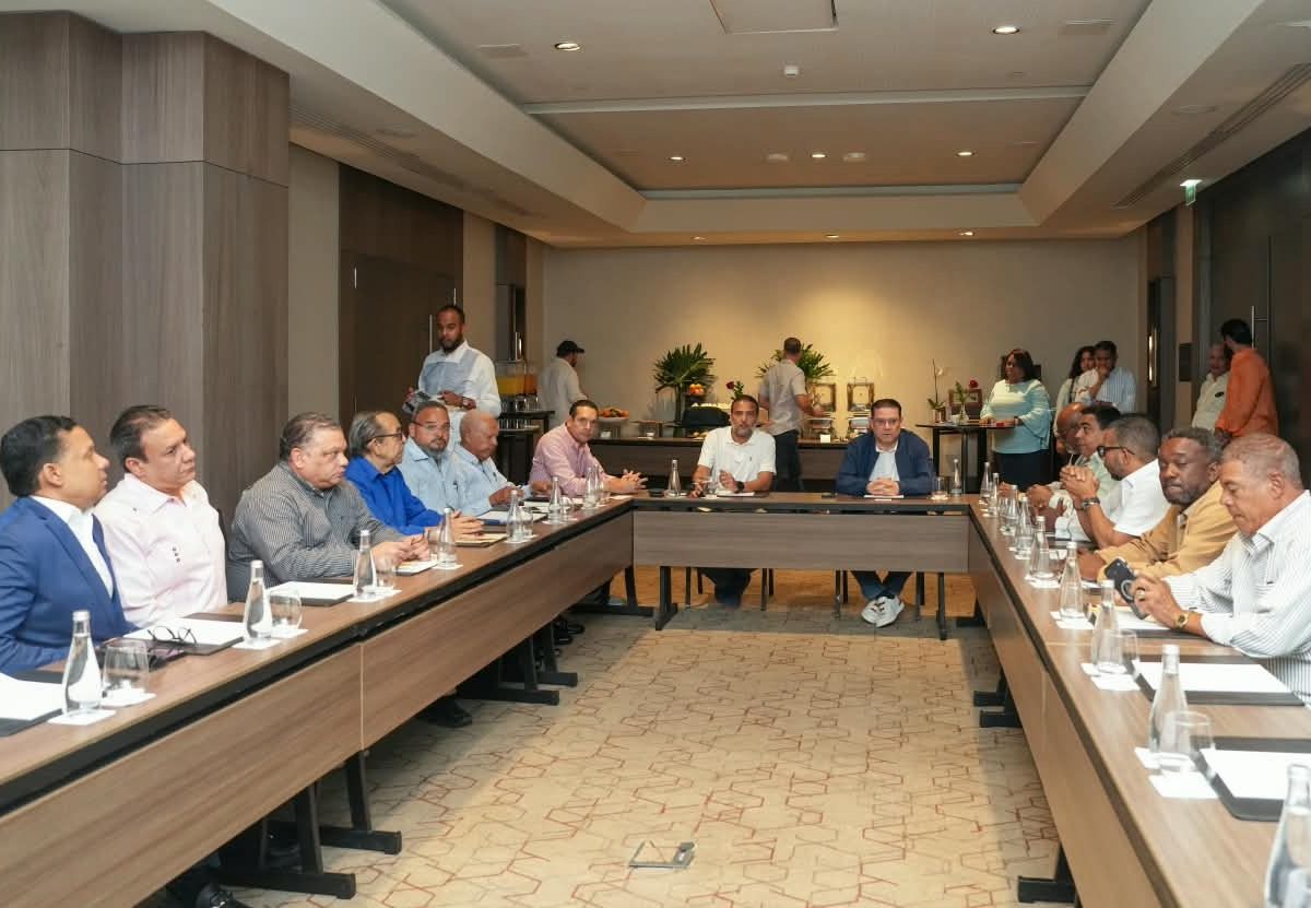 Transportistas acuerdan con el Gobierno mantener sin aumento el pasaje pese al alza de combustibles