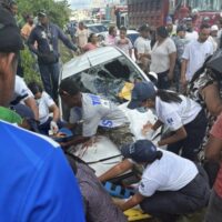 Tres hombres resultan heridos tras ser atropellados por un carro en carretera Hato Mayor–SPM