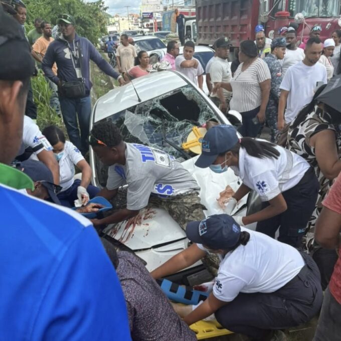 Tres hombres resultan heridos tras ser atropellados por un carro en carretera Hato Mayor–SPM