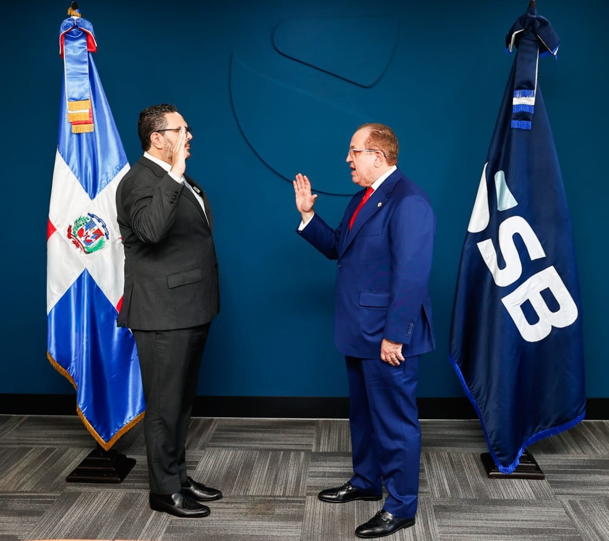Magín Díaz juramenta a Víctor Livio Cedeño como nuevo superintendente de Bancos