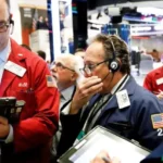 Wall Street abre en rojo este lunes por petróleo y bonos