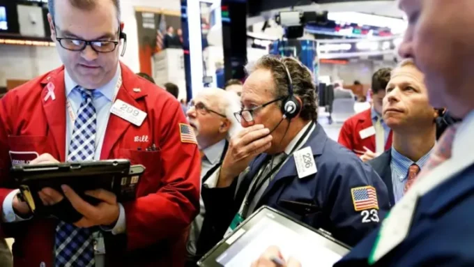 Wall Street abre en rojo este lunes por petróleo y bonos