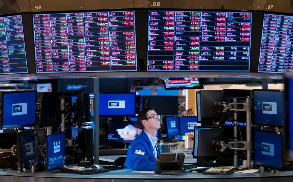 Wall Street cierra en rojo, con el foco puesto en la Fed, la subida del crudo y los bonos