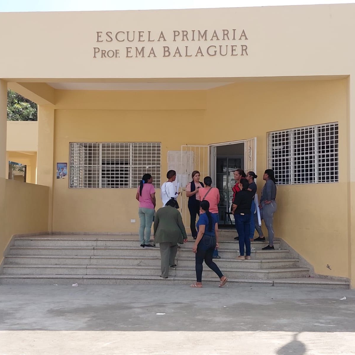 ¡Se agotó la paciencia! Padres de Santiago exigen al Gobierno concluir escuelas intervenidas