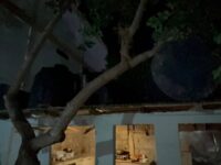 Tinacos caen y provocan daños en la cocina del Cuerpo de Bomberos de Dajabón