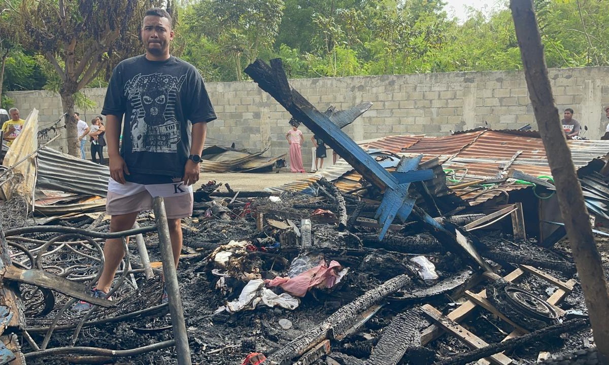 Cinco familias lo pierden todo tras voraz incendio en comunidad de Santiago