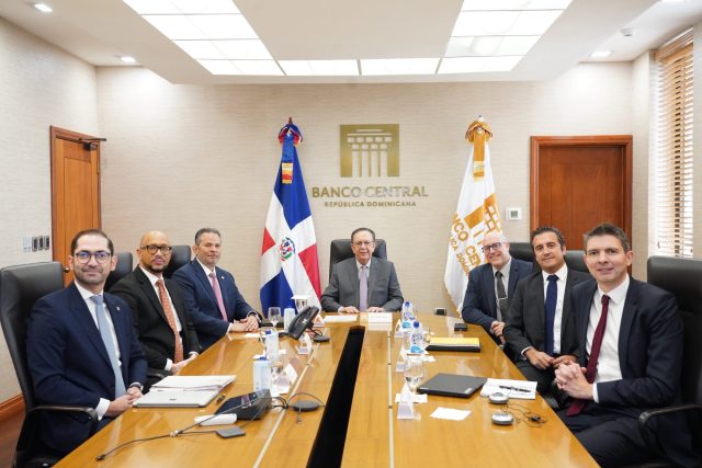 Valdez Albizu recibe a delegación del FMI; reconoce la inflación ha sido afectada por alza del petróleo