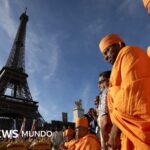 Abren una investigación después de que el personal femenino de la Torre Eiffel fuera sustituido por hombres durante una visita religiosa