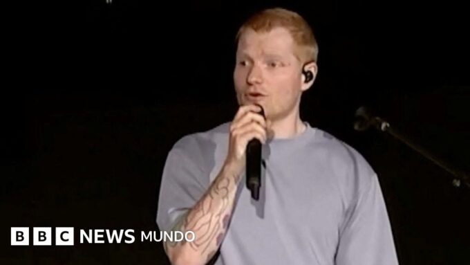 Ed Sheeran admite en un concierto haber cometido "errores" tras la polémica por la exclusión de su gira del rapero Macklemore
