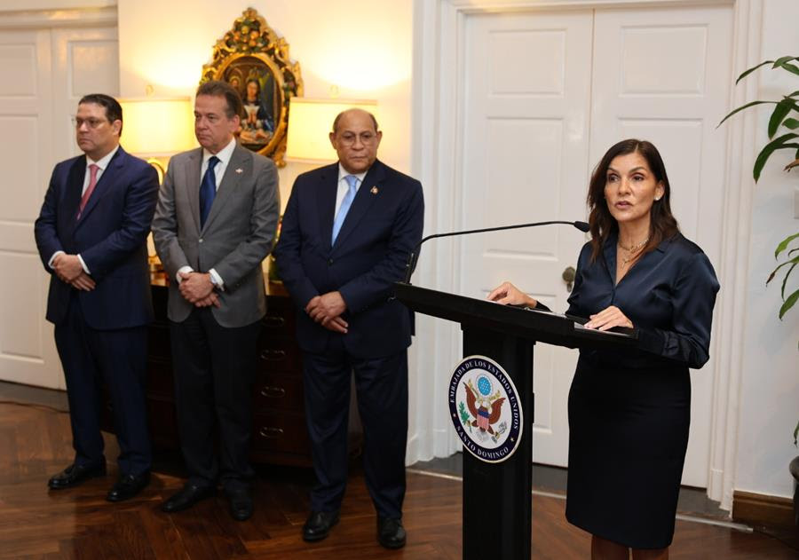 Embajadora Leah F. Campos reúne a líderes dominicanos para fortalecer cooperación en tecnología, innovación y semiconductores