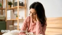 Por qué más mujeres sufren ataques de migraña que los hombres (y qué puede ayudar a calmar el dolor)