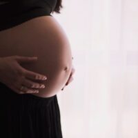 Embarazo en la adolescencia: un desafío para la salud y la educación en Santiago
