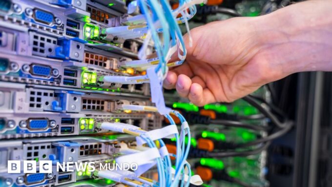 Qué es la fotónica y cómo puede lograr que los centros de datos de la IA consuman menos agua y energía