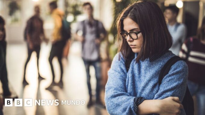 Los hábitos ocultos que empeoran tu ansiedad social (y cómo romperlos)