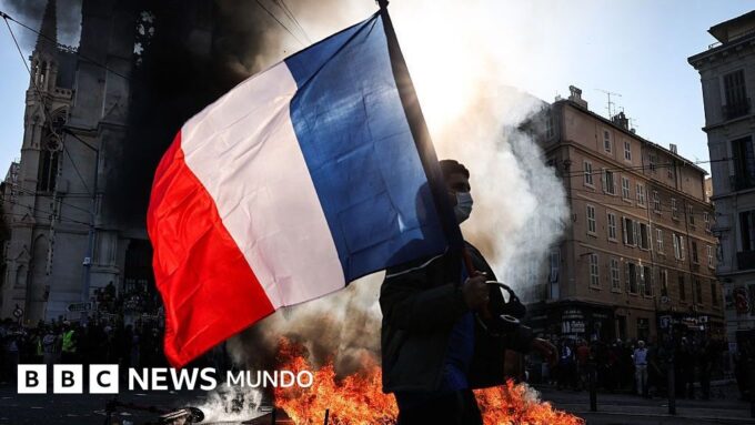 Qué es el "efecto bola de nieve" de la deuda y qué papel tiene en la crítica situación económica que alimenta las protestas en Francia
