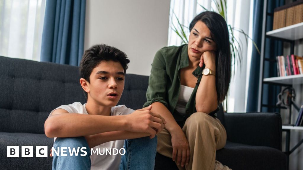 Cómo contarles a tus hijos menores de edad que tienes una nueva pareja, según dos expertas