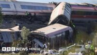 Cuál fue la posible causa del choque de trenes de alta velocidad que deja al menos 68 muertos en España