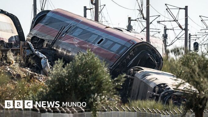 Cómo el tren de alta velocidad de España pasó de ser un modelo mundial a sufrir dos terribles accidentes en menos de un año