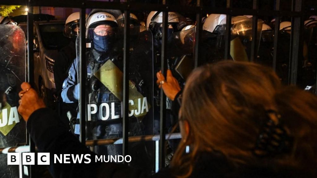Despliegan a la policía en Polonia ante un enfrentamiento entre el primer ministro y la oposición por el control del Tribunal Constitucional