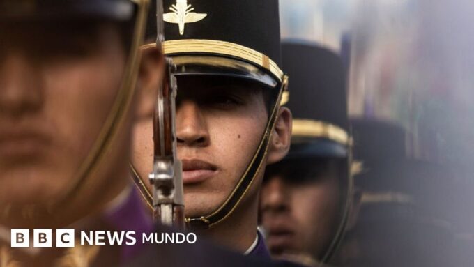Cómo se transforman las escuelas militarizadas en México, prohibidas tras la muerte de una joven de 13 años
