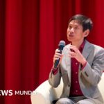 El profesor que causa furor entre los adolescentes chinos (y la razón de su éxito)