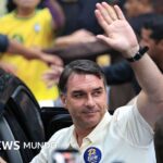 Flávio Bolsonaro denuncia el "robo" de las elecciones sin aportar pruebas y agradece a Milei y Trump por su salida de Brasil