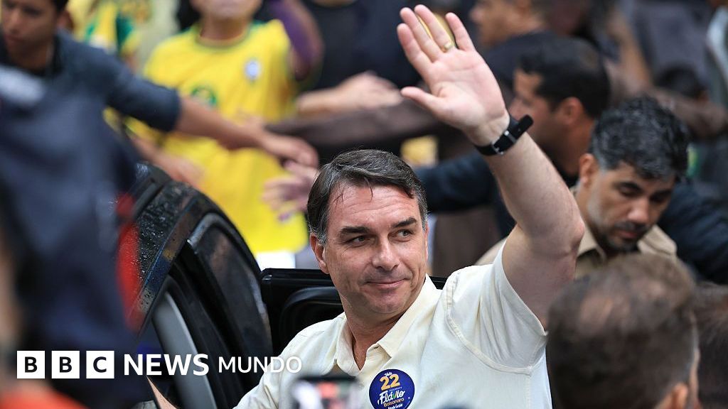 Flávio Bolsonaro denuncia el "robo" de las elecciones sin aportar pruebas y agradece a Milei y Trump por su salida de Brasil