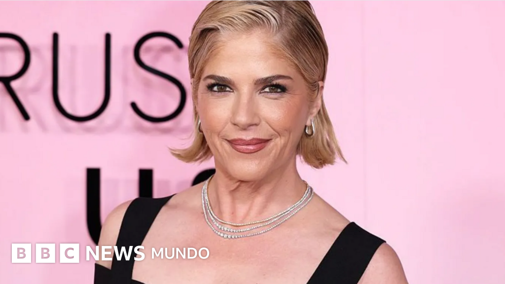 La actriz estadounidense Selma Blair es acusada de agresión tras un incidente con las azafatas durante un vuelo