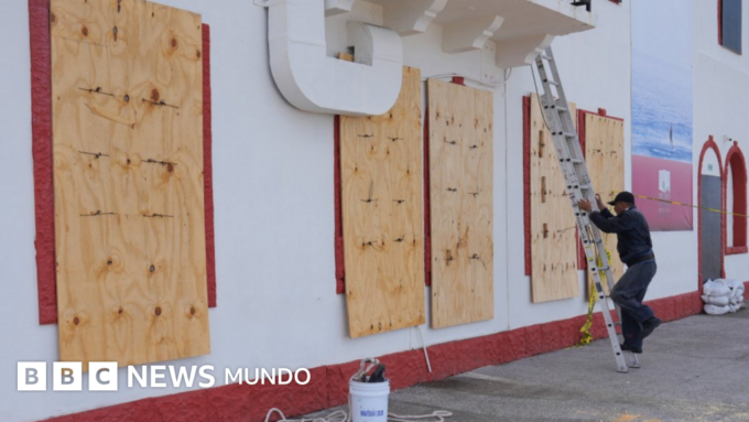 Simon se fortalece en el Pacífico y se prevé que toque tierra en las costas de México como potente huracán durante el fin de semana