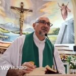 Un sacerdote muere tras caerle encima un enorme crucifijo durante una misa que estaba transmitiendo en vivo en Ecuador