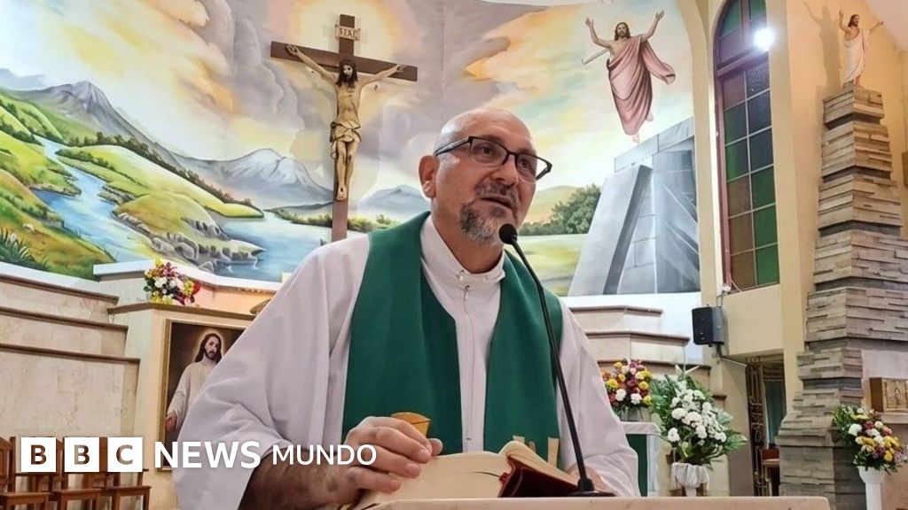 Un sacerdote muere tras caerle encima un enorme crucifijo durante una misa que estaba transmitiendo en vivo en Ecuador
