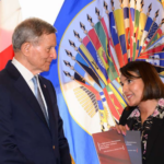 Roberto Álvarez dona a la OEA dos libros sobre la diplomacia dominicana ante la crisis haitiana