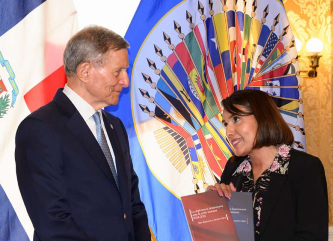 Roberto Álvarez dona a la OEA dos libros sobre la diplomacia dominicana ante la crisis haitiana