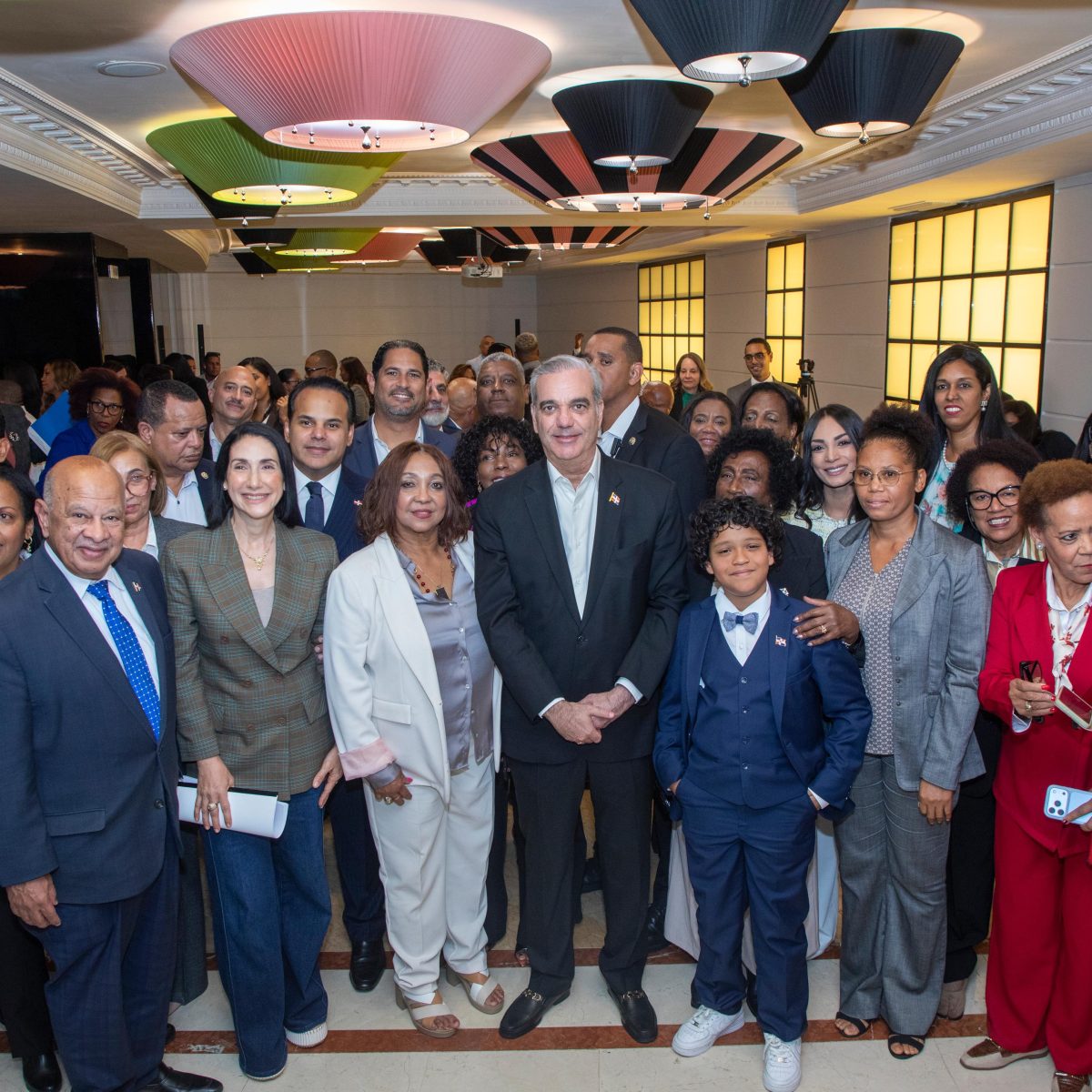 Abinader anuncia recursos para crear Casa de la Cultura en Italia; se reúne con la diáspora dominicana