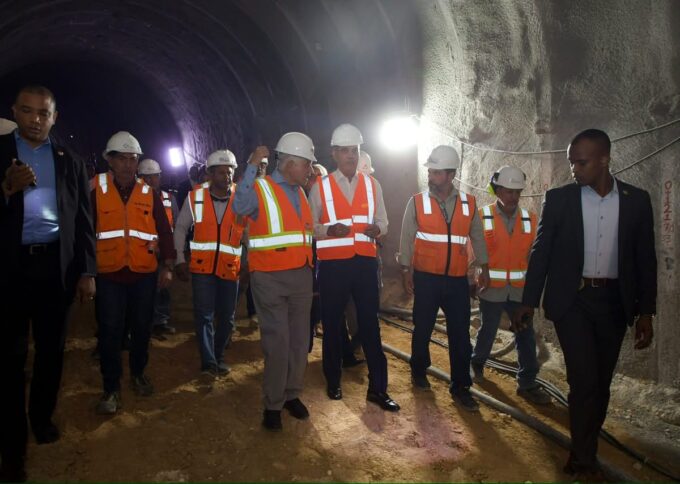 Abinader supervisa construcción de túnel pluvial de tres kilómetros en la avenida Luperón