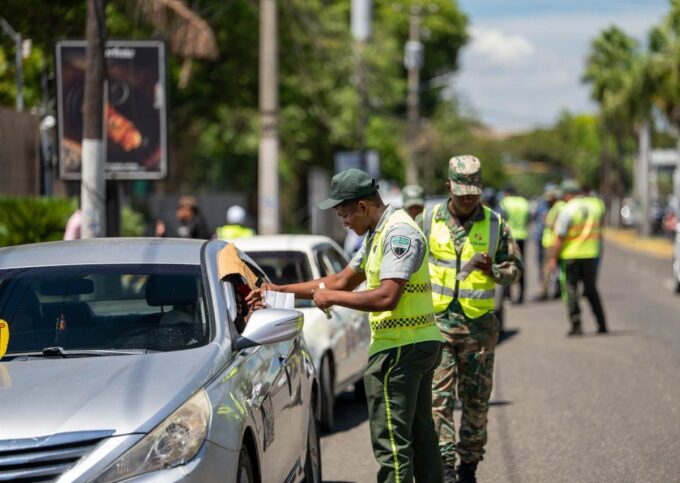 Intrant y Digesett fiscalizan 15 “conductores piratas” en corredores del DN