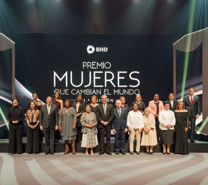 BHD reconoce a 11 mujeres por sus aportes sociales; ganadora del primer lugar recibe RD$1.5 millones