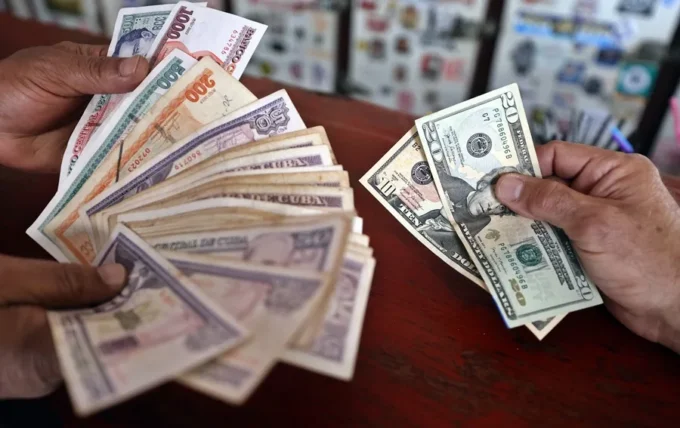 El dólar vuelve a marcar un récord en el mercado informal en Cuba al alcanzar 800 pesos
