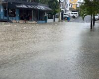 Cañada se desborda en la urbanización Máximo Gómez; residentes denuncian problemas recurrentes