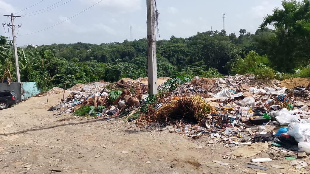Denuncian relleno con escombros y basura de cañada de Arroyo Manzano; temen nuevas inundaciones