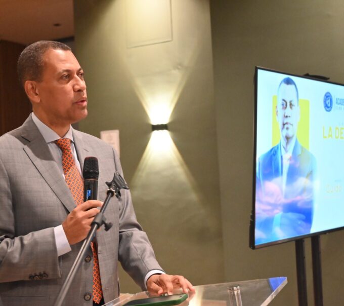 Guido Gómez Mazara dictó conferencia sobre la evolución de la democracia dominicana en el Club Naco