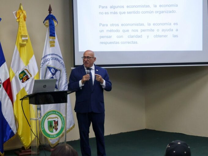 Intendente de Bancos exhorta a futuros economistas a fortalecer competencias digitales