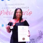 Estudiante de la UASD-Nagua conquista premio regional a la excelencia académica en El Salvador y enaltece a RD