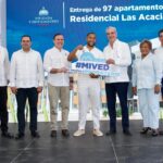 Abinader y Jean Luis Rodríguez entregan 422 títulos de propiedad y 97 apartamentos en Santo Domingo