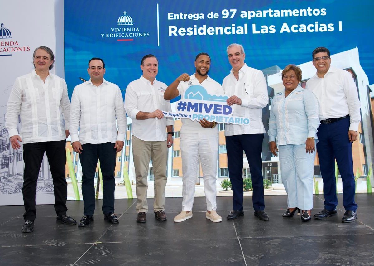 Abinader y Jean Luis Rodríguez entregan 422 títulos de propiedad y 97 apartamentos en Santo Domingo