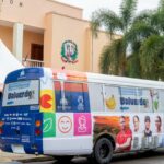 Gobernación de Valverde entrega autobús a estudiantes universitarios de Jicomé