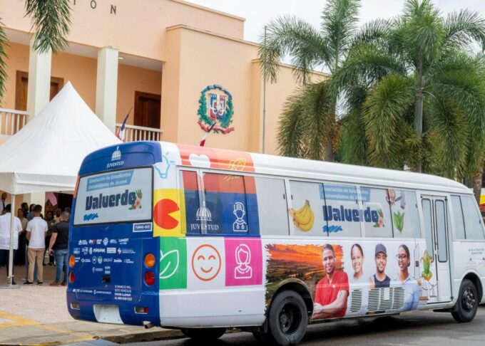 Gobernación de Valverde entrega autobús a estudiantes universitarios de Jicomé